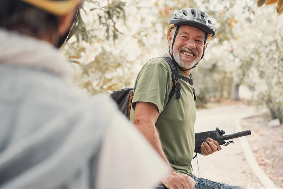 Ältere männliche Personen auf dem Farrad
