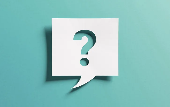 Notizzettel mit Schatten als Sprechblase mit einem Fragezeichen ausgeschnitten vor türkisem Hintergrund