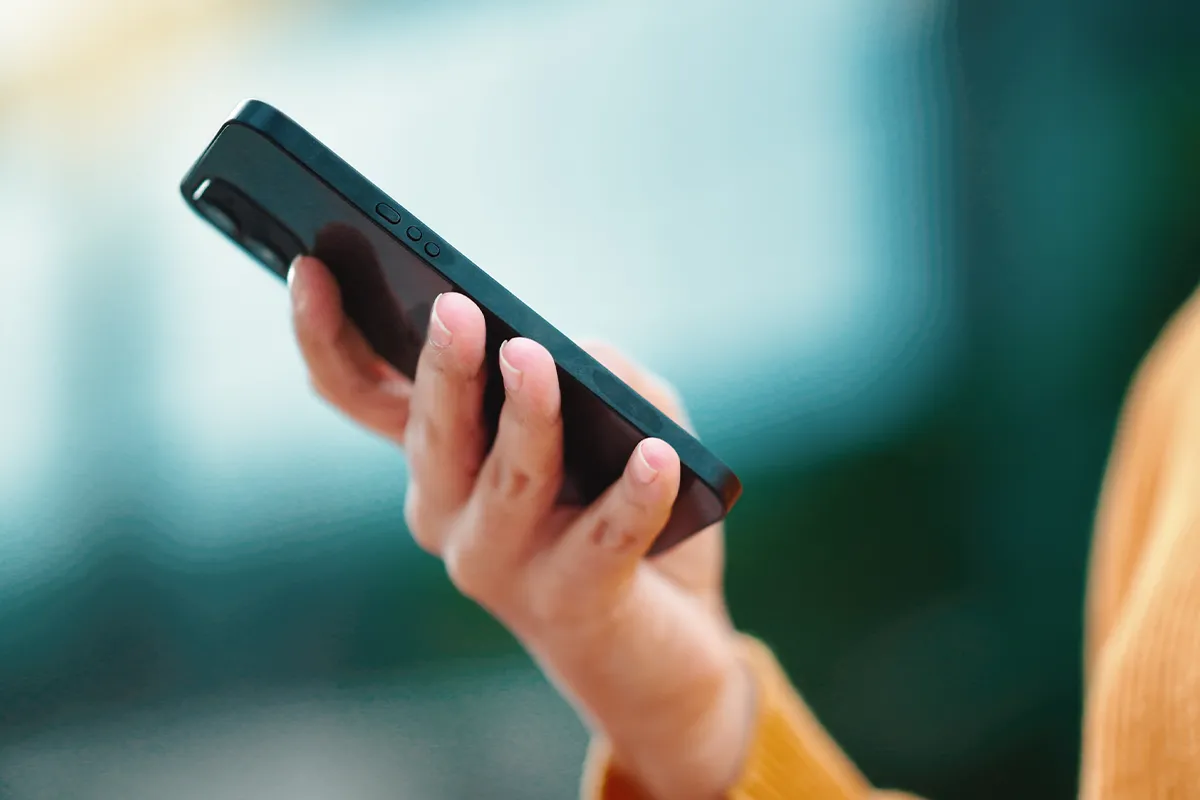 Nahaufnahme eines Handys in der Hand einer Person